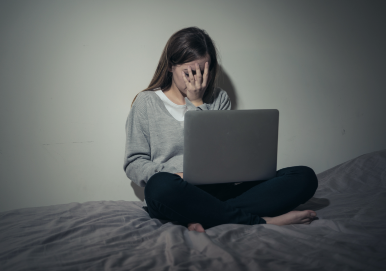 Kortársak közötti online szexuális zaklatás – 4. tananyag